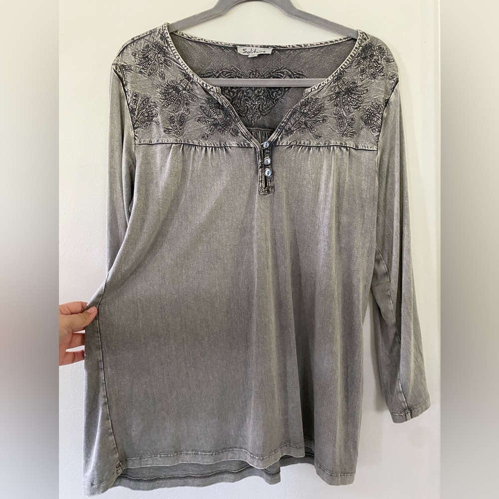 Solitaire Gray Mineral Wash Embroidered Boho Split Neck Top L